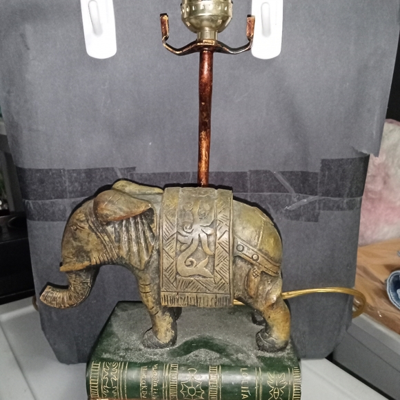 Elephant on stacked books lamp - Picture 5 of 7